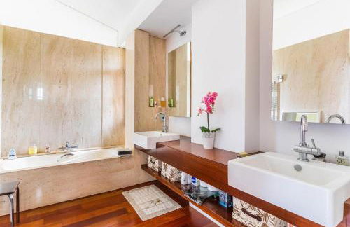 Villa de lujo con piscina, jacuzzi, jardín y terraza - Foto 29