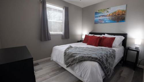 Luxurious 2-Bedroom Abode with Elevated Comforts Near Main Street - Foto 3