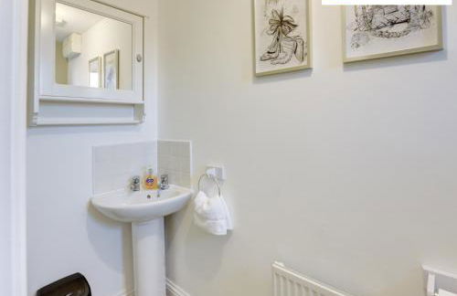 LARGE 4 Bedroom Semi-Detached House Sleeps 7 By Klarok Short Lets & Serviced Accommodation - Foto 41