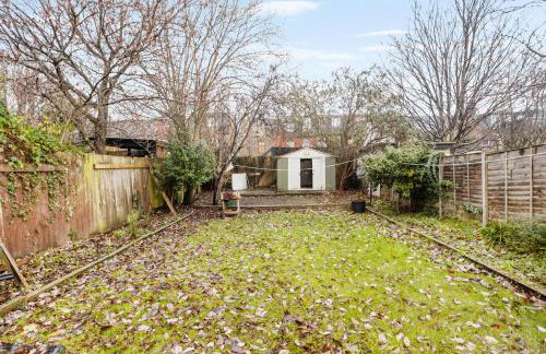 Central LDN 3-Bed Sleeps 8, Garden & Parking - Photo 22