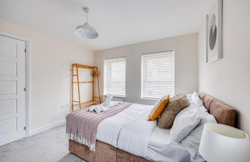 Detached House in Brooklands - Prime Location - Driveway Parking, Self-Check-In, Fast WiFi and Smart TV by Yoko Property - Foto 14