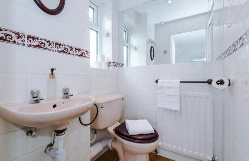 4BR Home for 8, Full Kitchen, Parking, WiFi in Northwich - Photo 60