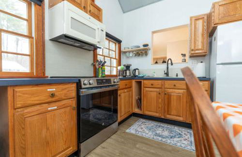 Modern Woodland Escape w Wshr dryer and Large Yard - Foto 14