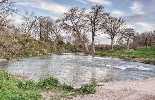 Riverfront Martindale House with 2 Covered Decks - Foto 25