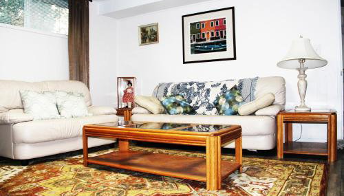 Roomy 2 bedroom 1 bath with private entrance, with fenced yard, and sports court - Photo 2