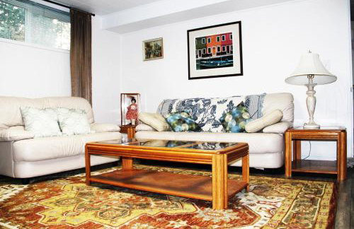 Roomy 2 bedroom 1 bath with private entrance, with fenced yard, and sports court - Foto 1