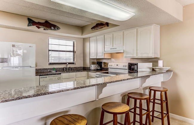 Comfy Upper Unit Condo to Enjoy the Beach or the Fishing by RedAwning - Foto 11