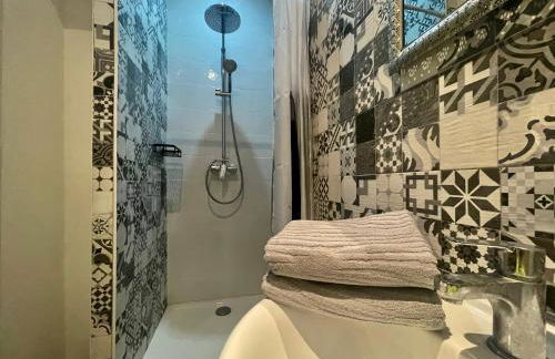 Rooftop N°38 - Rooms et Studios - Vue Cité Médiévale - Foto 20