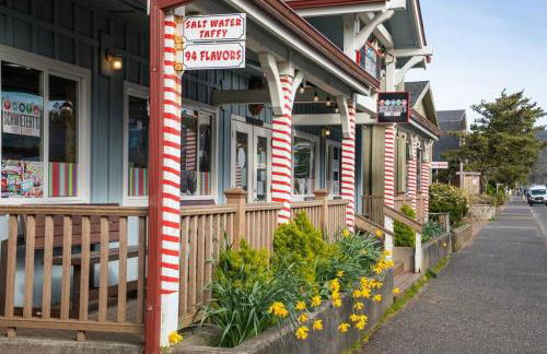 Cannon beach vibes, steps to the beach,WIFI,3 full bedroom en suites with 3 fireplaces,Near Downtown - Photo 19