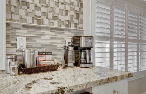 Beautiful 5BR w/King Beds, Pool & Hot Tub, Games - Photo 7