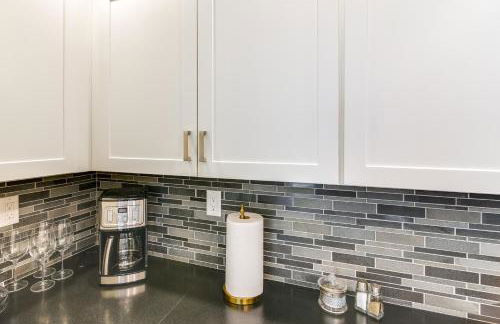 Coastal-Modern Home Less Than 3 Mi to Charlestown Beach! - Foto 12