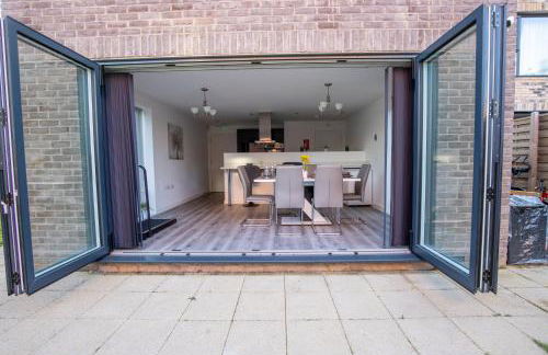 Luxury Deluxe - 4 bedrooms Villa - 6 beds - 10 Guests - Private Parking - Contractors Welcome - Trafford Stretford - Foto 21