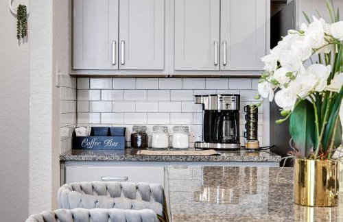 Stylish Hot Tub Retreat BBQ Yard Games WiFi Pets - Foto 13