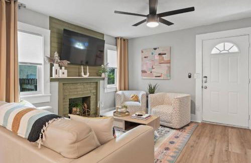 Urban Flamingo Retreat Modern Meets Tropical in this Beautiful, Updated Pet Friendly 3BD Pool Home with Outdoor Living Space - Foto 5