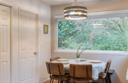 Forest Front Home w Fire Pit Mins to Beaches Wineries Trails Cedarview Retreat by AvantStay - Foto 14