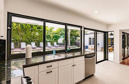 Resort Style Backyard Heated Pool Hot Tub Fire Pit - Foto 18