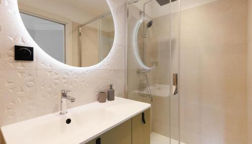 Sublime 2 Chambres Calme Confortable 5 min à pied Palais Plages Forville - Photo 2, towels, Shower