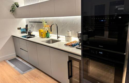 Luxury 2BR- Sleeps 5- Westfield Apartment- 3 min to station- Perfect for Families Shopping - Foto 10