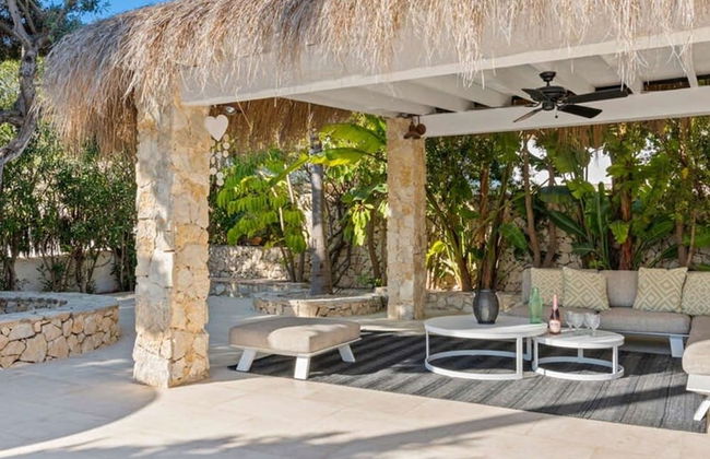 Relax in Luxury at This Stunning Seaside Villa - Photo 14