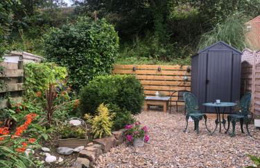 Knocker Cottage is a 3 bedroom made up of 1 double bedroom and 2 small double bedrooms in small village 10 min to beaches - Foto 2