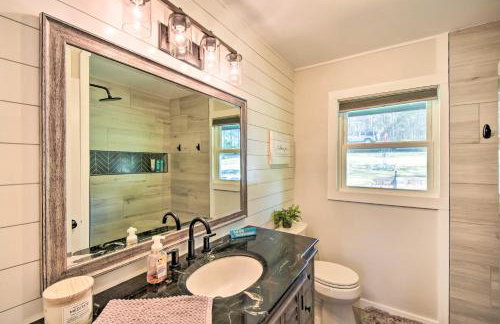 Townville Lake House with Private Dock, Kayaks! - Foto 16