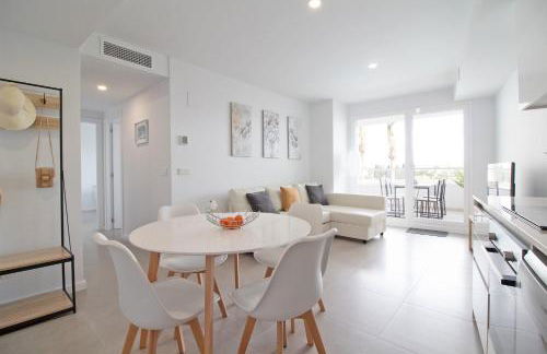 Global Properties, Apartamento con terraza y vistas a la piscina en Gran Canet - Photo 11