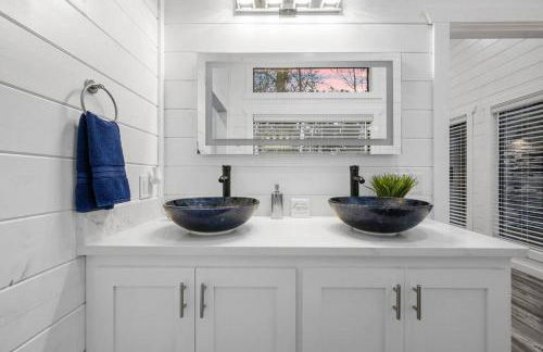 Diamond Cabin w/ jet shower & secluded back deck! - Foto 67