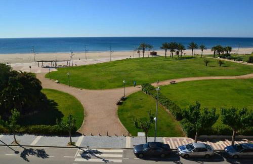 Piso delante de la playa La Pineda con 2 habitaciones - Photo 23