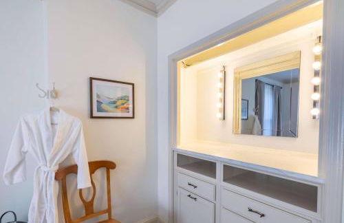 Historic Tudor Home, Heated Pool - Photo 11