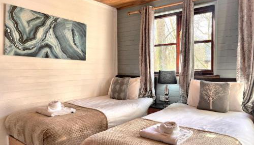 Goldcrest 1-Hot Tub-Woodland Lodges-Carmarthenshire-Tenby - Foto 2