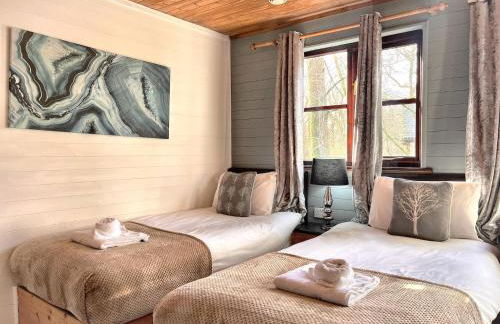 Goldcrest 1-Hot Tub-Woodland Lodges-Carmarthenshire-Tenby - Photo 2