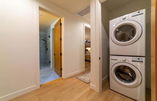 Spectacular New 4BR Townhome: Garage, Jacuzzi, BBQ - Photo 17