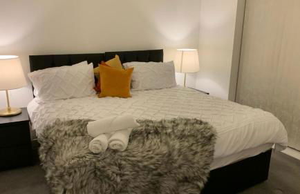 LUXURY 3 BED HOME with MULTIPLE FREE PARKING BAYS Early Check-in Late Check- Out Allowed - Foto 21