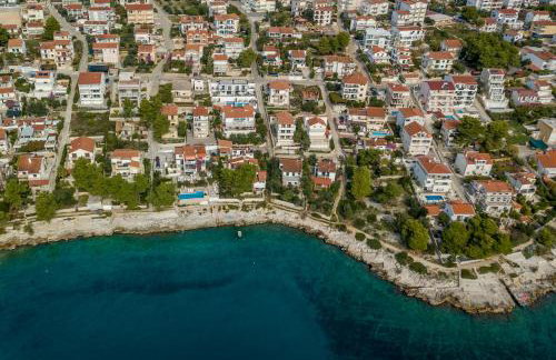 Holiday home Lola, sea on a palm! HEATED POOL - Photo 16