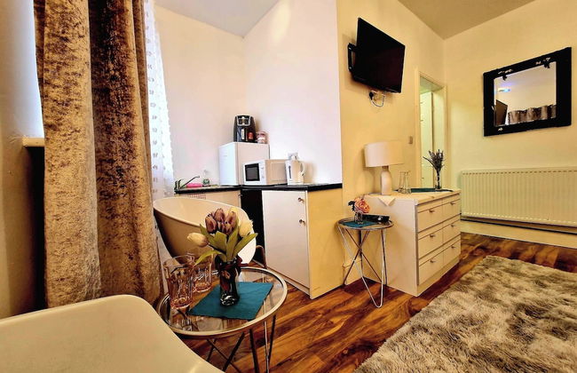 Seaside Bliss Apartment for Style and Comfort - Photo 28