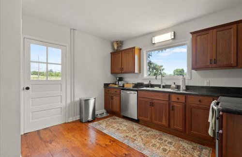 Hudson Restored Farmhouse with Fire Pit - Foto 7