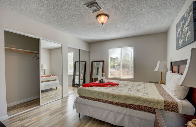 Luxurious 4BR House with Large Pool Near Strip - Foto 16