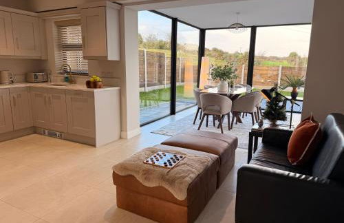 Modern Entire Home steps from the Train Station - Foto 8