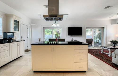 STEPS FROM THE BEACH, BEST LOCATION, 2 BDRM 2 BTH - Foto 14