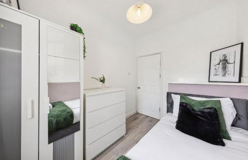 Modern and Comfortable Spacious 3 Bedroom House with Large Private Garden - Foto 13