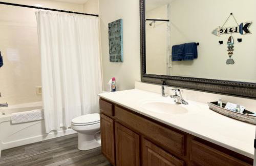 Lower Level Condo B-2 with Dock - Foto 7