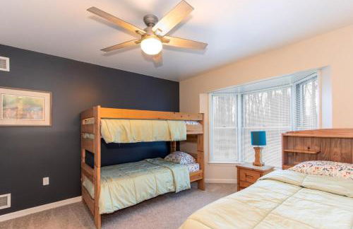 Secluded 4 bedroom with hot tub minutes from campus - Foto 29