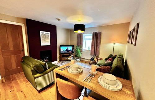 Elegant Hayfield Escape - Heart of Peak District - Photo 19