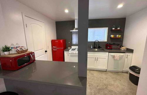 Modern Private Guesthouse with Parking, Yard, and Washer Dryer - Foto 22