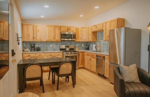Sage Suite at ArnoTriplex! Private Hot Tub-Close to Downtown-Pet Friendly-No Pet Fee! - Photo 6