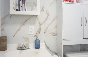 Big gated yard, Work play room, King bed - Foto 18