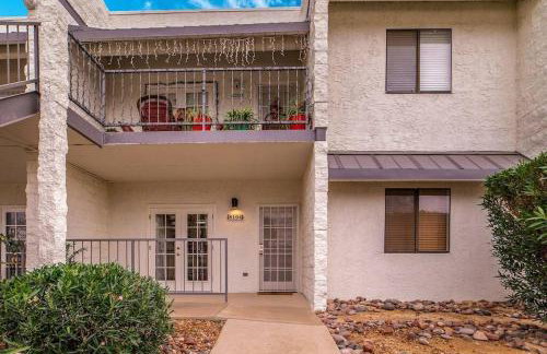 Bright Eastside 2BD 2BA Retreat w Pool and Parking - Foto 27