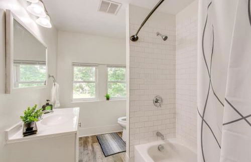 Quiet & Spacious Home Near Downtown - Foto 9