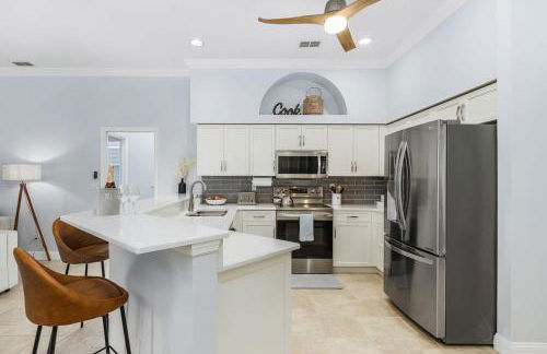 Villa Tropicana Luxury pool home. Gated community - Photo 11