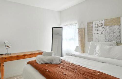 Group Stay Near DC 2BR w Yard on Arlington Blvd - Photo 22